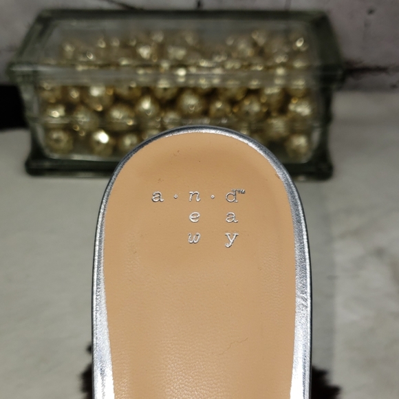 A. New. Day Mules, Metallic Silver Size7.5 - Picture 7 of 8